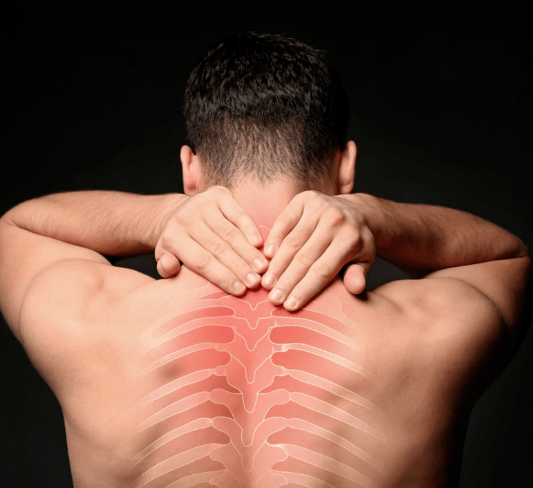 Un bărbat este îngrijorat de osteocondroza coloanei vertebrale toracice