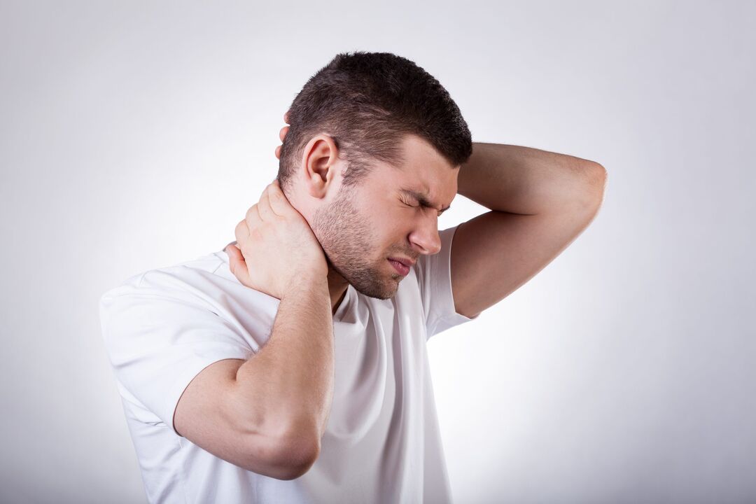 Un bărbat este îngrijorat de osteocondroza cervicală, care necesită un tratament complex